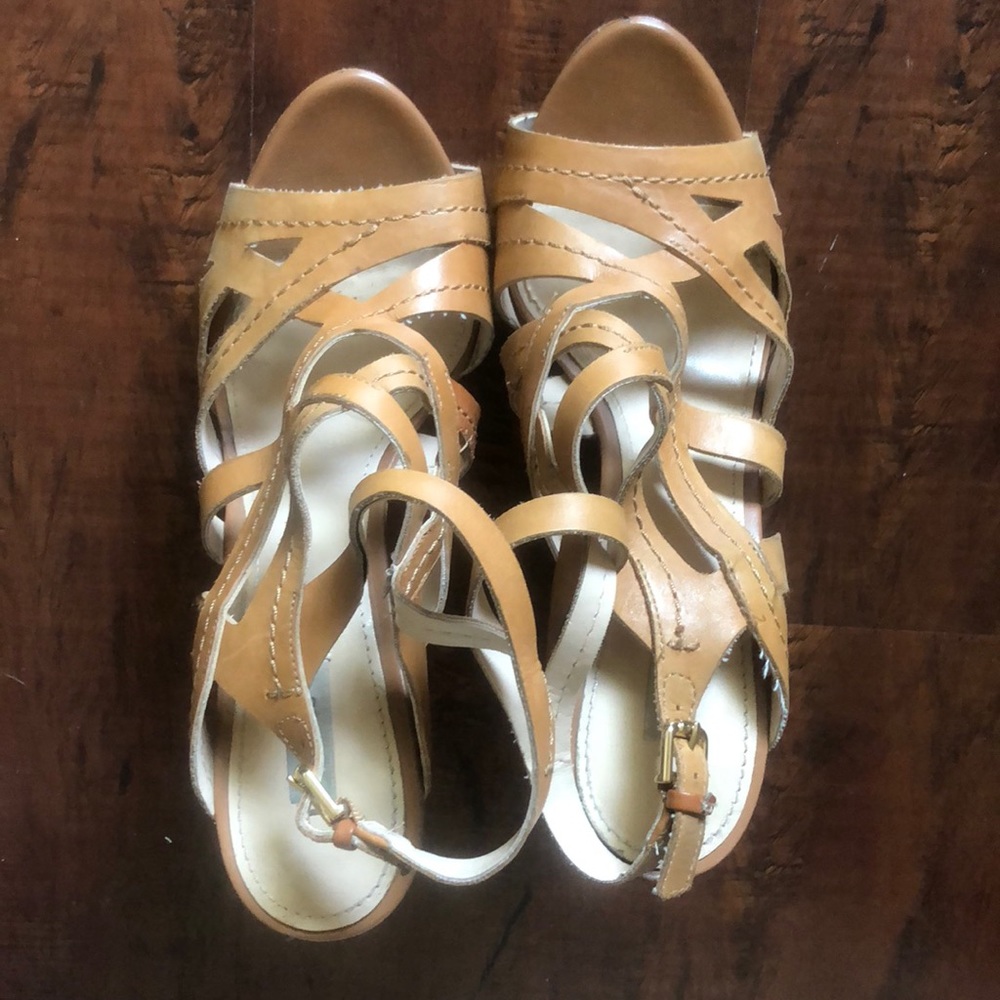 Guess pumps